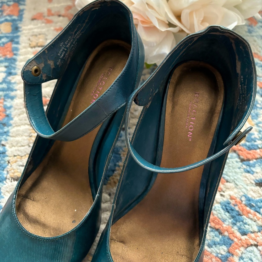Kenneth Cole Reaction turquoise heels